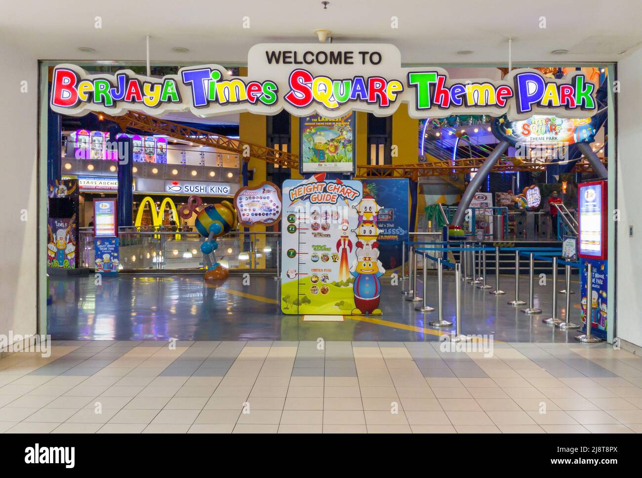 Kuala Lumpur, Malesia - Maggio 13,2022 : Vista d'ingresso del Parco a tema Berjaya Times Square, la gente può vedere esplorare intorno ad esso. Foto Stock