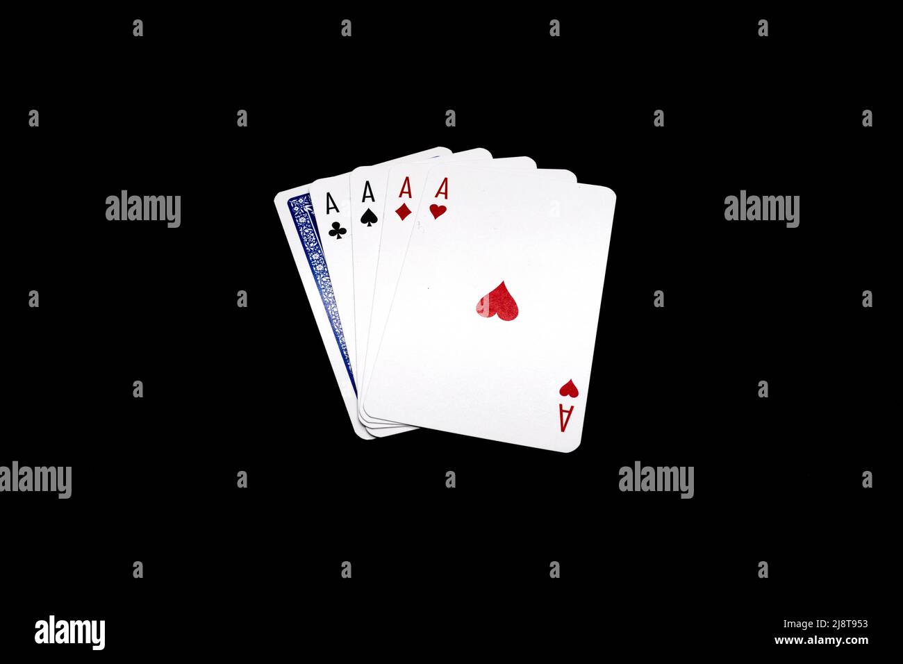 Quattro assi, quattro di una mano di poker tipo con una carta rovesciata isolato su sfondo nero Foto Stock