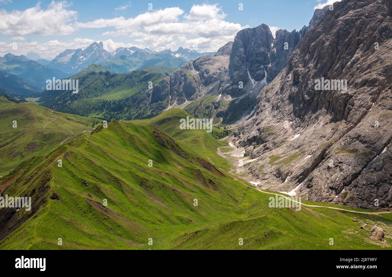 Escursioni nei prati delle Dolomiti in Italia. Foto Stock