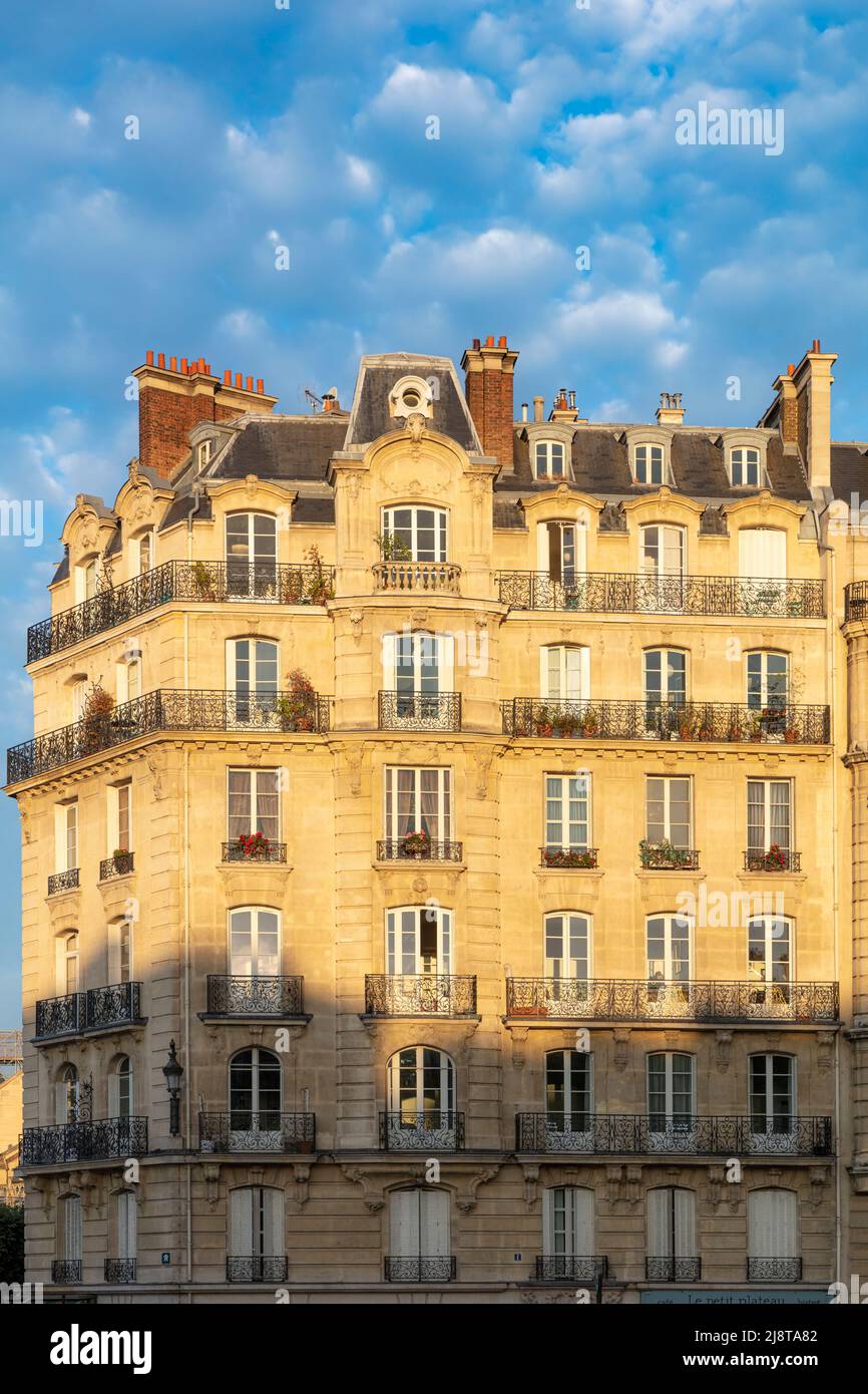 Luce del sole di prima mattina sugli edifici di Ile de la Cite, Parigi, Ile-de-France, Francia Foto Stock