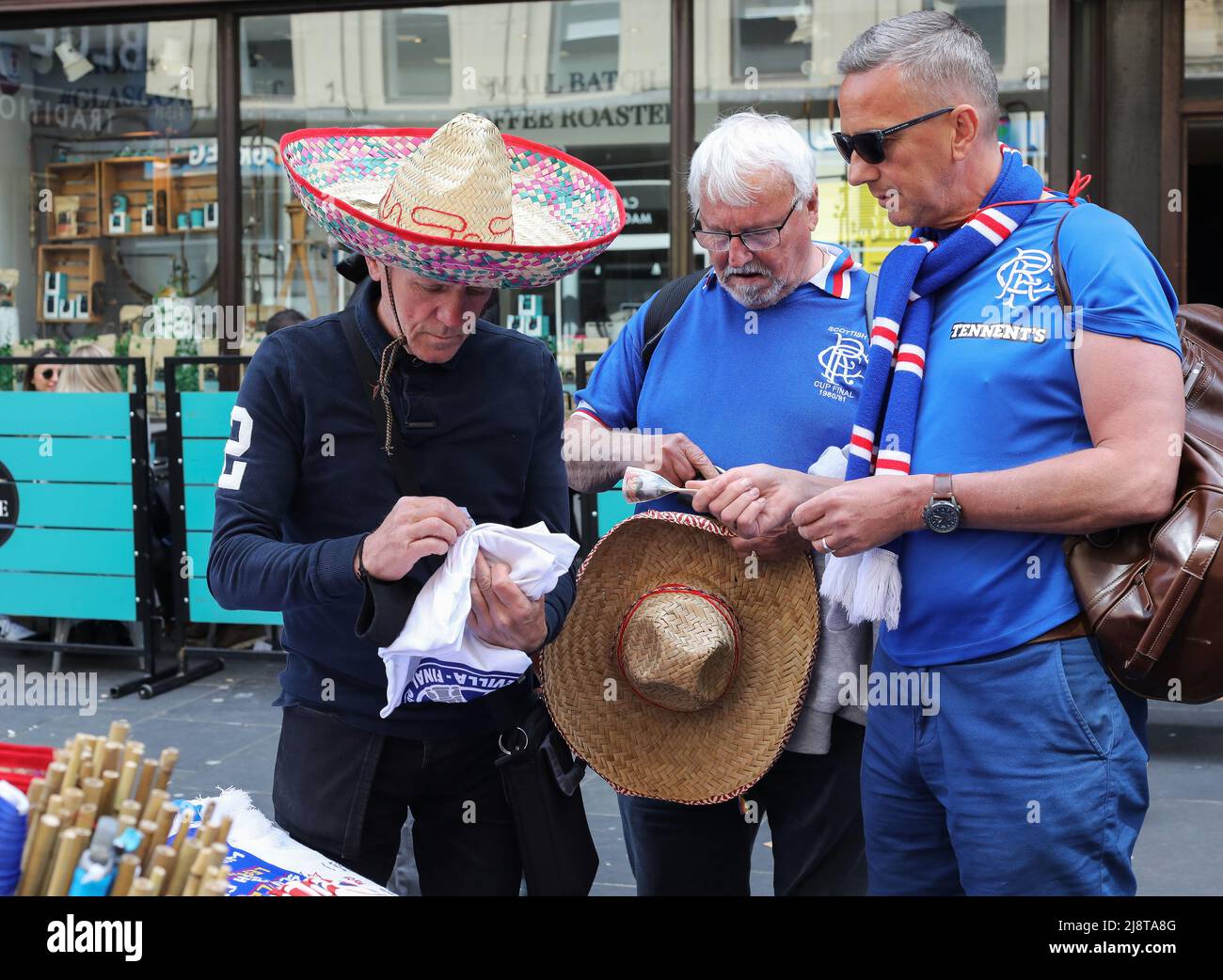 Glasgow, Regno Unito. 18th maggio 2022. Il giorno in cui il Rangers FC gioca Eintracht Frankfurt FC nella finale dell'Europa League, a Siviglia, Spagna, i commercianti di strada del centro di Glasgow entrarono nello spirito dell'evento vendendo sombreros e altri articoli spagnoli ai fan dei Rangers. Nel bel tempo la città ha assunto un sapore continentale con molti fan che sportivi i cappelli spagnoli sulla città e nei pub, club e bar. Credit: Findlay/Alamy Live News Foto Stock