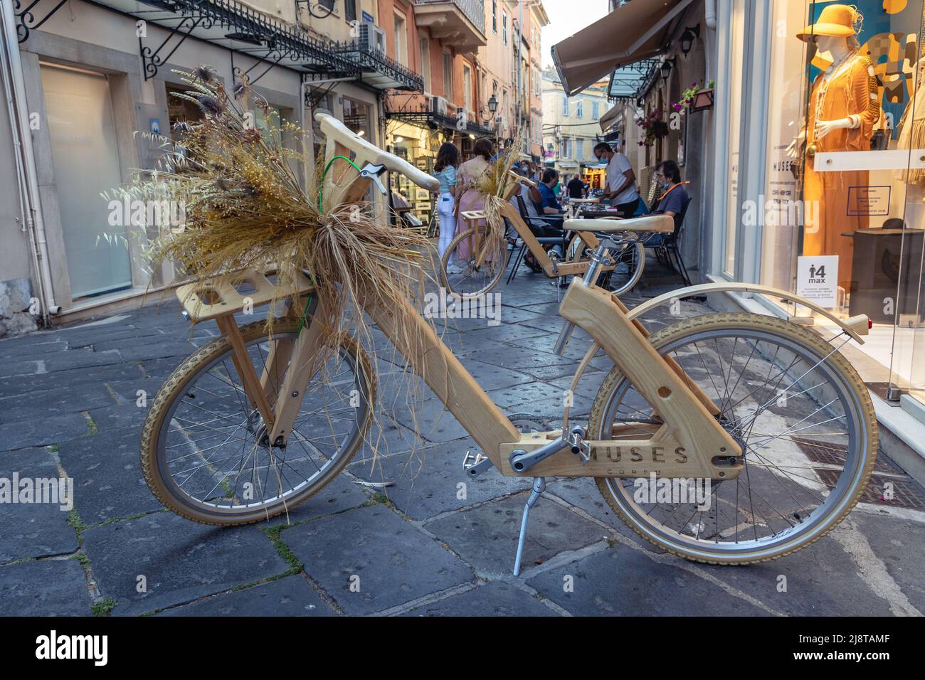 Bicicletta di legno di fronte a Muses arte cose e più negozio nella città vecchia di Corfù, sull'isola di Corfù, Isole IONIE, Grecia Foto Stock