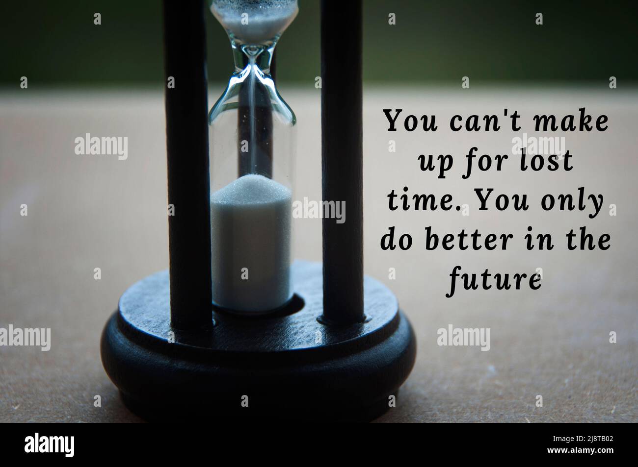 Citazione motivazionale e ispiratrice - non è possibile recuperare il tempo perso. Si fa meglio solo in futuro. Concetto motivazionale Foto Stock