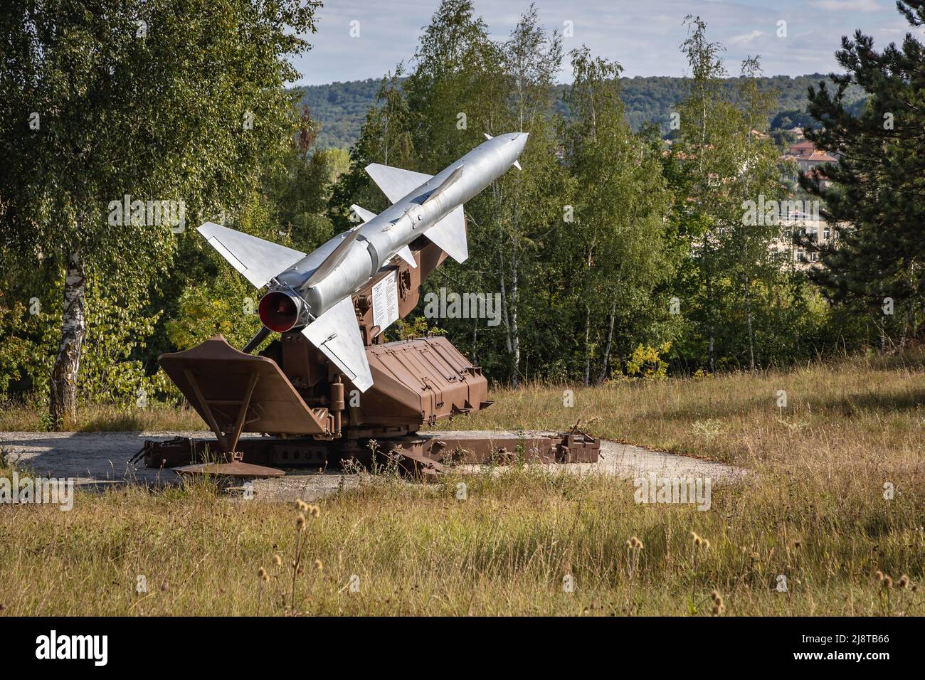 SA-2 linee guida sovietico progettato, sistema di difesa aerea ad alta quota nel Parco dell'Aviazione e Aeronautica vicino all'autostrada nella città di Omurtag, Bulgaria Foto Stock