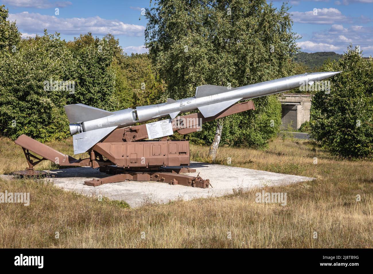 SA-2 linee guida sovietico progettato, sistema di difesa aerea ad alta quota nel Parco dell'Aviazione e Aeronautica vicino all'autostrada nella città di Omurtag, Bulgaria Foto Stock