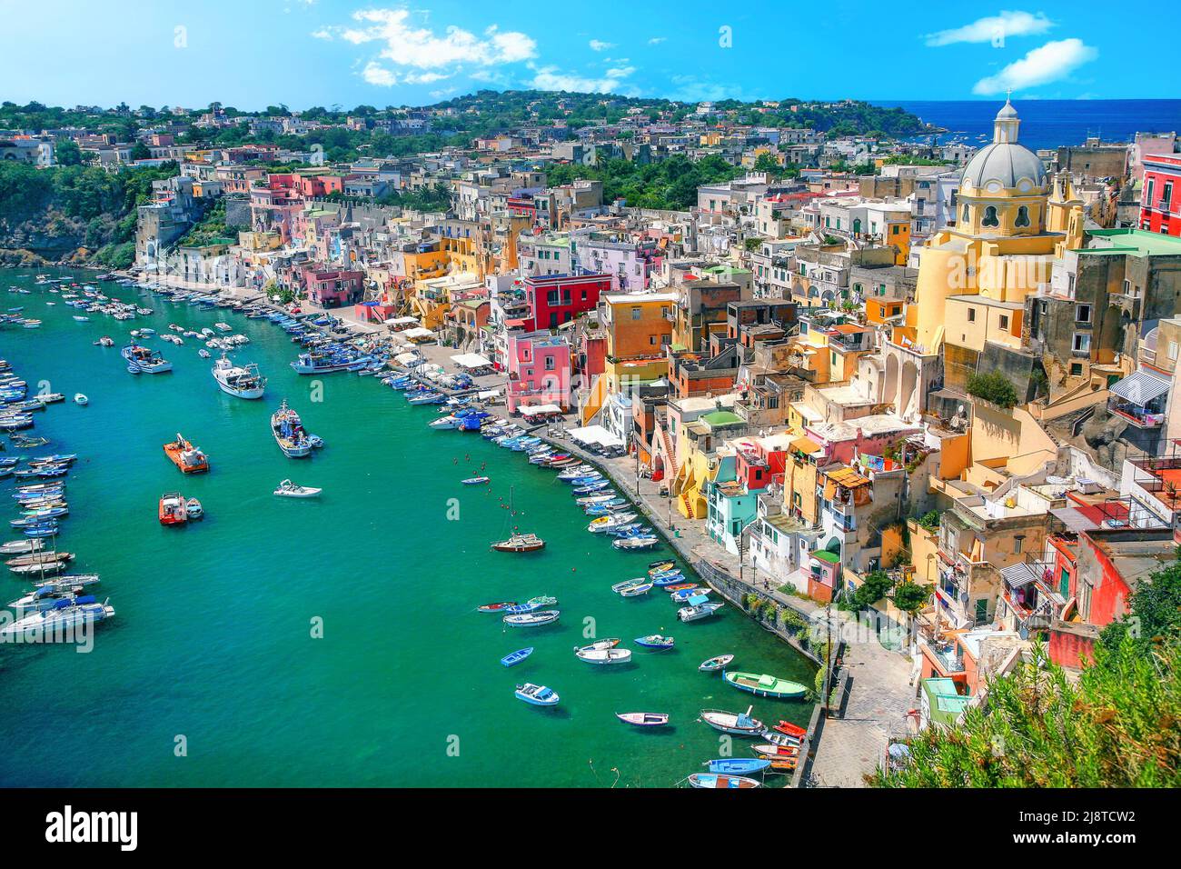 Vista panoramica di Marina Corricella con case colorate nel villaggio di pescatori sull'isola di Procida . Italia Foto Stock
