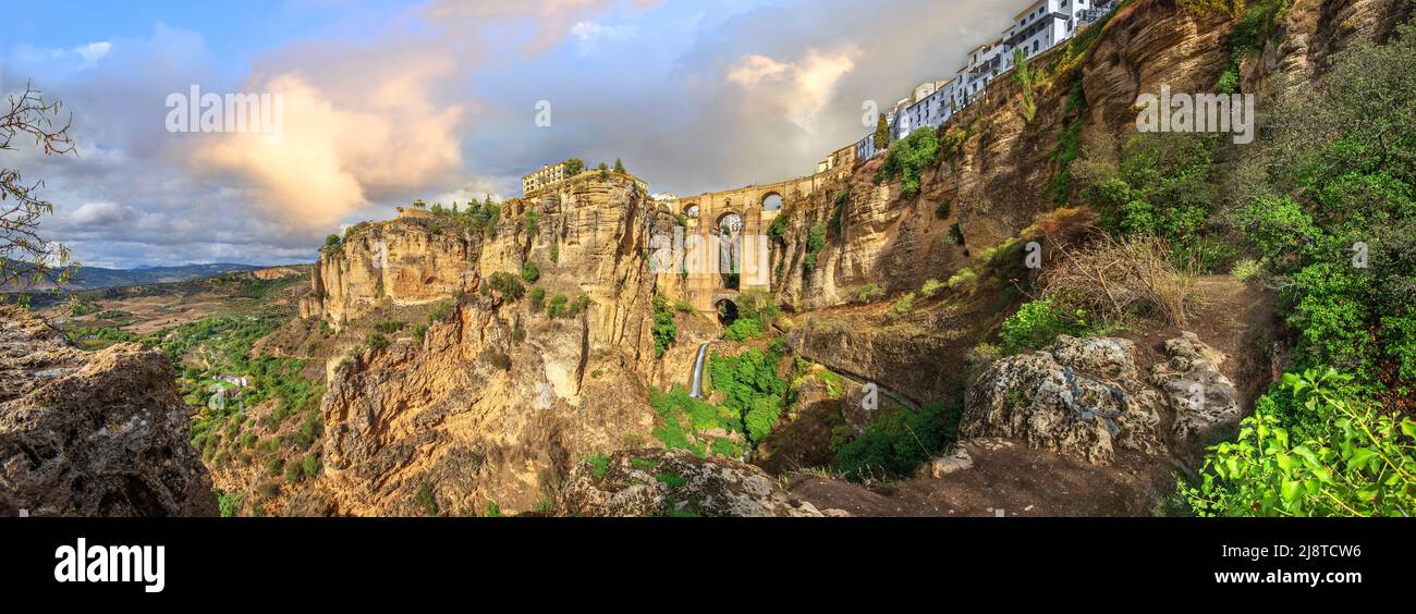 Ampia vista panoramica del Puente Nuevo (Ponte nuovo) sulla gola del Tajo al tramonto a Ronda. Andalusia, Spagna Foto Stock