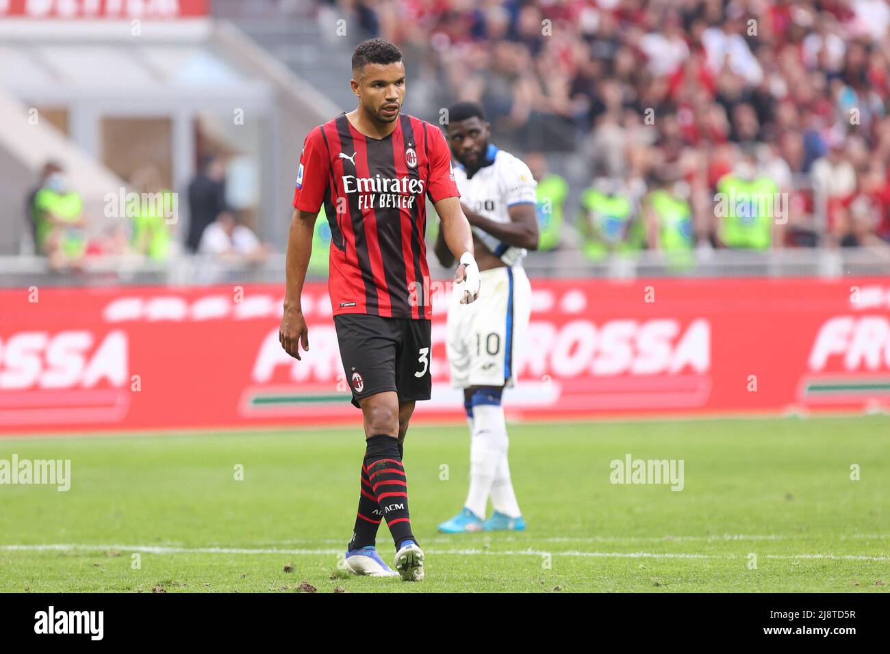 15 maggio 2022, Milano, Italia: Italia, Milano, Maggio 15 2022: Junior Messias (centrocampista di Milano) aiuta i compagni di squadra in campo nella seconda metà durante la partita di calcio AC MILAN vs ATALANTA, Serie A 2021-2022 day37 Stadio San Siro (Credit Image: © Fabrizio Andrea Bertani/Pacific Press via ZUMA Press Wire) Foto Stock