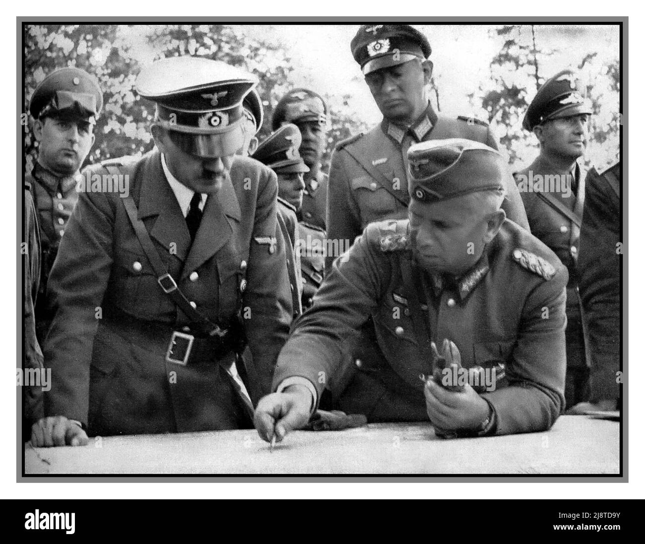 Adolf Hitler con Walther von Reichenau General Field Marshal General tedesco. Durante la seconda guerra mondiale comandò l'Esercito del Wehrmacht del 6th. Prese Parigi, Kyiv e Kharkov. Uno dei pochi leader militari della Wehrmacht che sosteneva attivamente il nazismo. Foto Stock