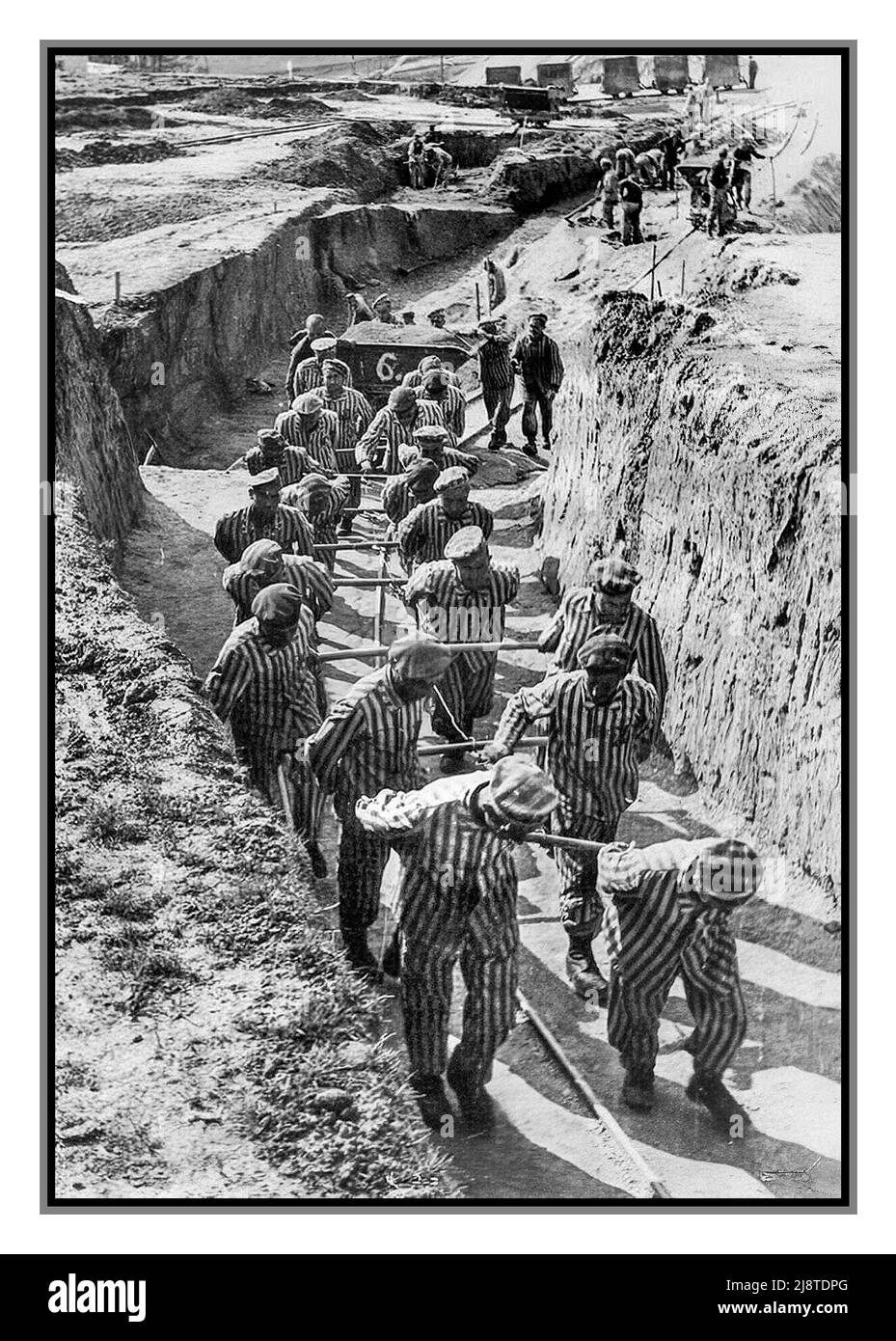 Campo di sterminio nazista tedesco Mauthausen-Gusen (1938-1945) in Austria. Prigionieri nella cava (scale della morte). I prigionieri furono costretti a trasportare massi terrestri e granitici giganti per fornire tunnel sotterranei sotto la città di Sankt Georgen an der Gusen; un lavoro duro forzato era come una tortura. L'esercito americano ha liberato questo campo di sterminio e ha sparato il comandante del campo Franz Ziereis. Foto Stock