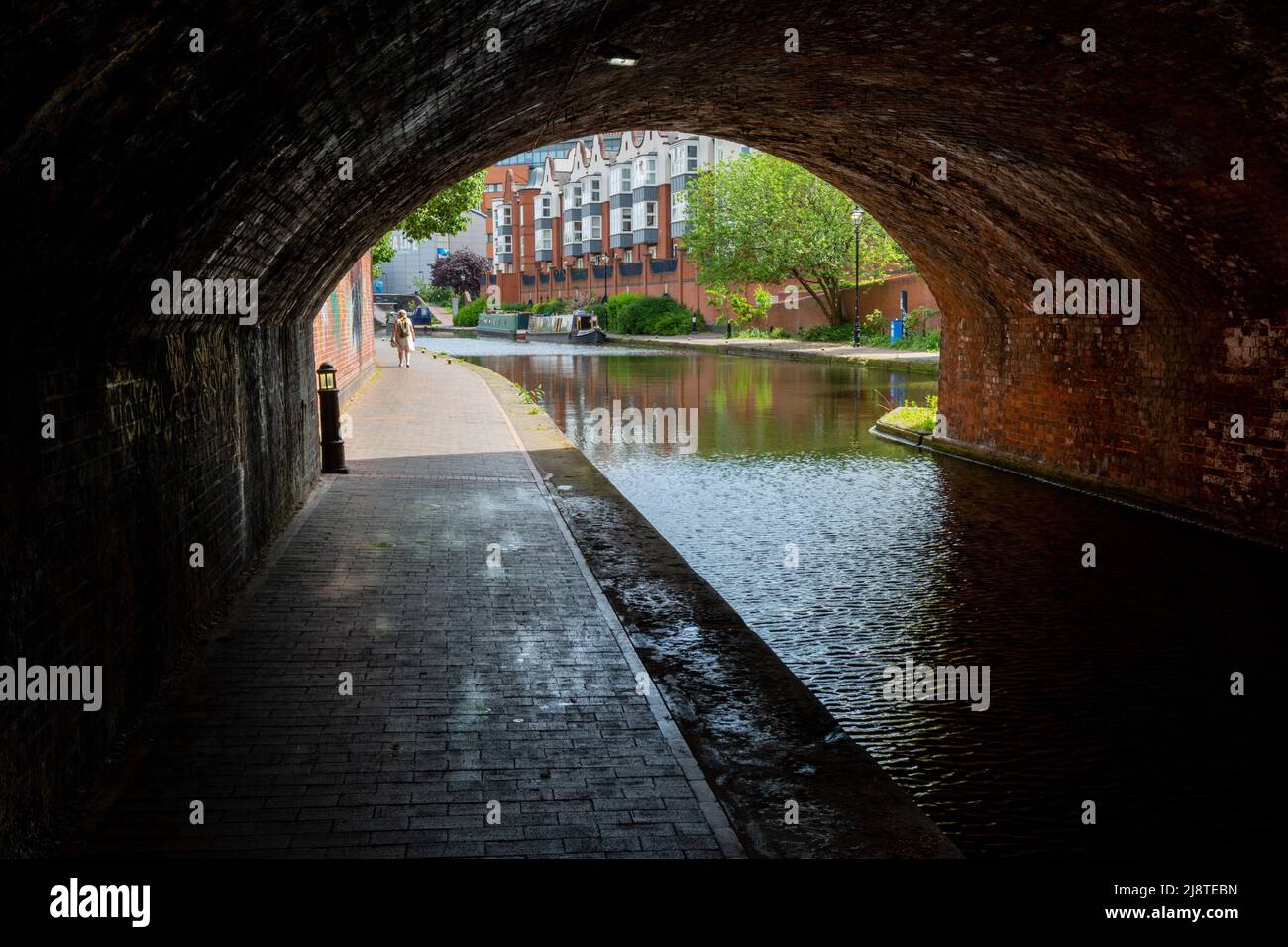 Vista di un canale sotto un ponte, centro di Birmingham, UK 2022 Foto Stock