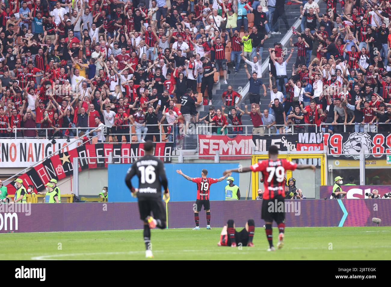 Milano, Italia. 15th maggio 2022. Italia, Milano, 15 2022 maggio: Theo Hernandez (difensore di Milano) segna e celebra il traguardo 2-0 a 75' durante la partita di calcio AC MILAN vs ATALANTA, Serie A 2021-2022 day37 stadio San Siro (Credit Image: © Fabrizio Andrea Bertani/Pacific Press via ZUMA Press Wire) Foto Stock