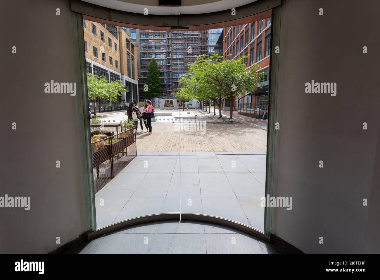 Vista di oozells Square attraverso le porte di vetro, Birmingham, UK 2022 Foto Stock