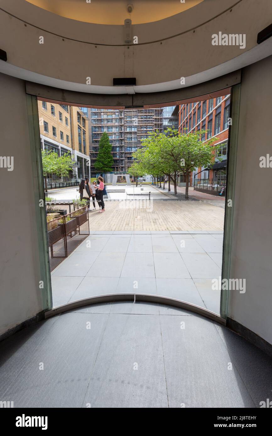 Vista di oozells Square attraverso le porte di vetro, Birmingham, UK 2022 Foto Stock