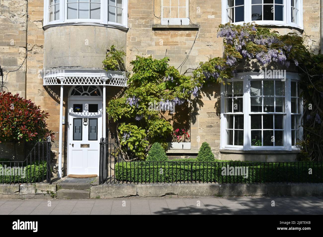 Hope House nel nord Oxfordshire città di Woodstock con glicine in fioritura sul fronte della proprietà Foto Stock