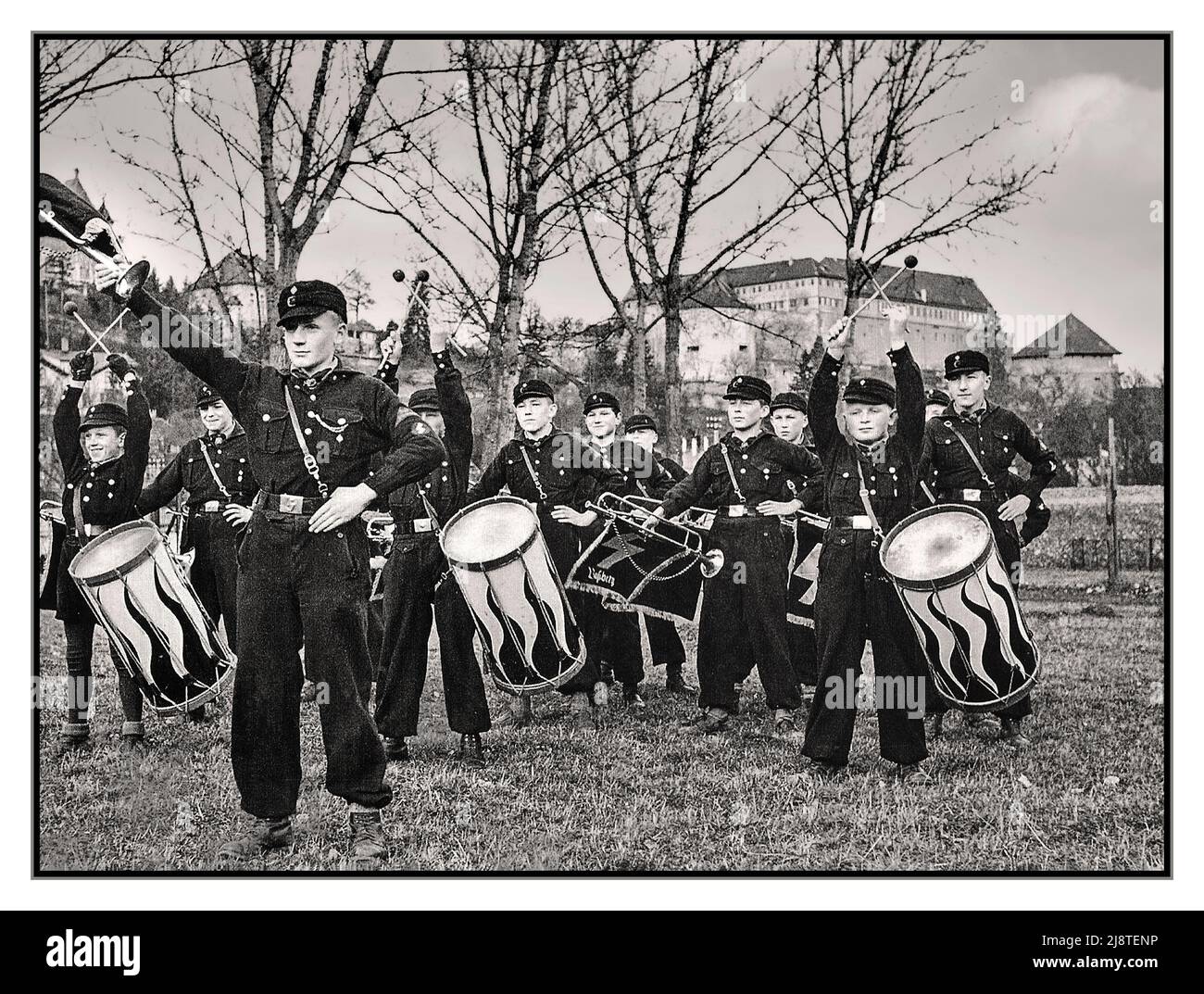 Gruppo della banda HITLERJUGEND della Tübingen Hitler Youth in uniforme militare sul Wöhrd, con Hohentübingen sullo sfondo. Germania nazista Data Febbraio 1937 Foto Stock