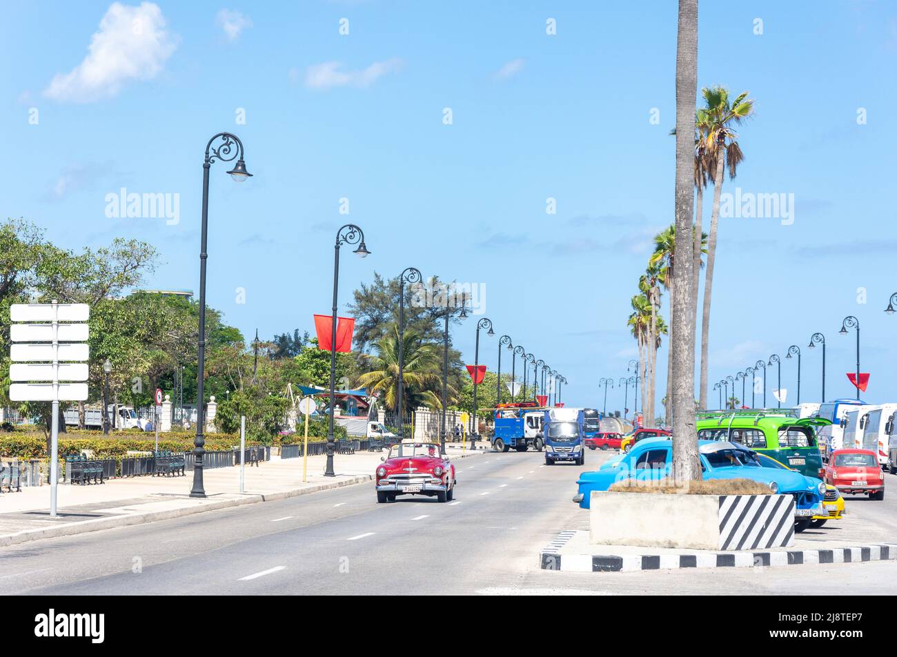 Auto americana classica su Avenue del Puerto, l'Avana Vecchia, l'Avana, la Habana, Repubblica di Cuba Foto Stock