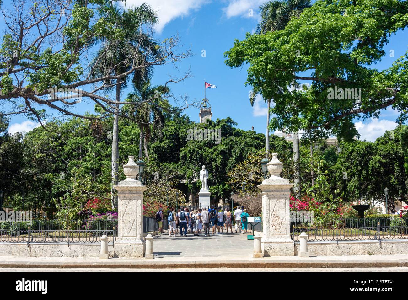 Tour di gruppo nel giardino del centro, Plaza de Armas, l'Avana Vecchia, l'Avana, la Habana, Repubblica di Cuba Foto Stock