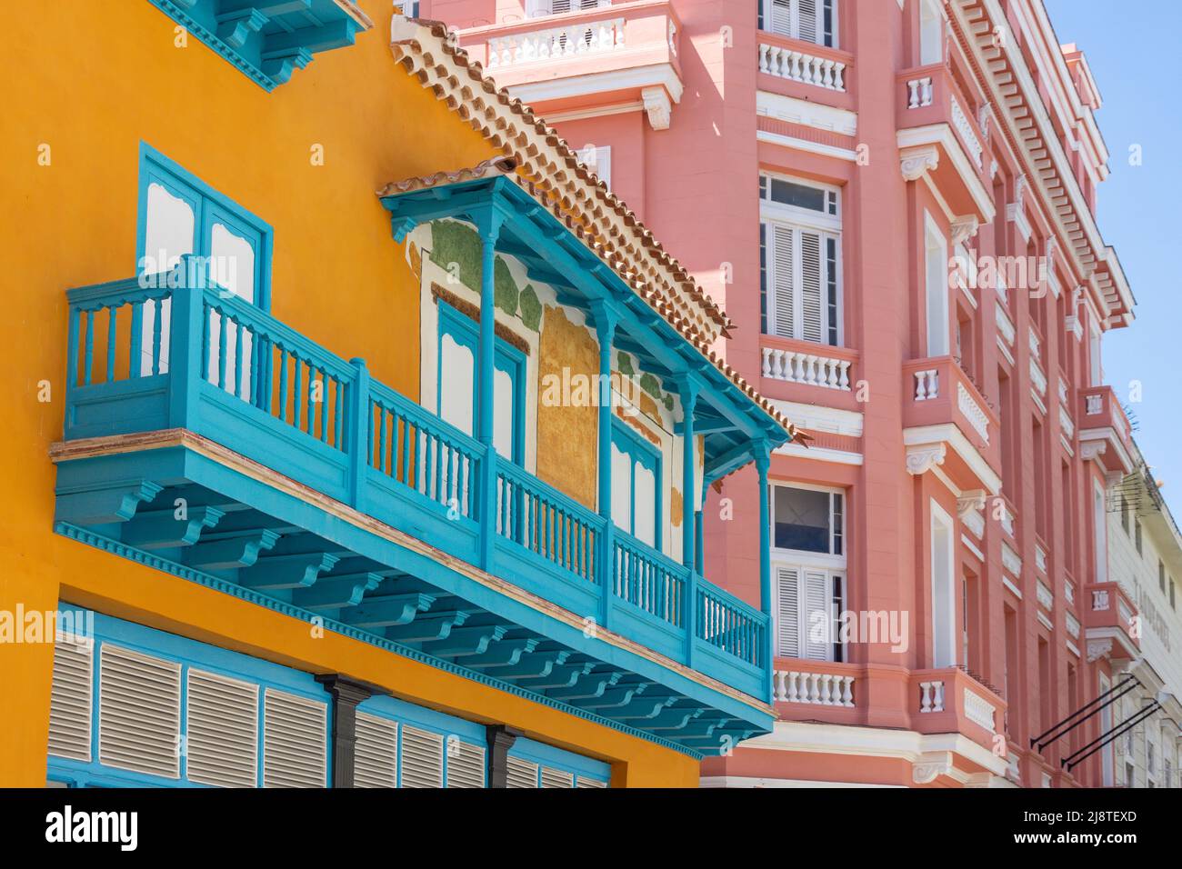 Architettura coloniale colorata, Obispo, l'Avana Vecchia, l'Avana, la Habana, Repubblica di Cuba Foto Stock