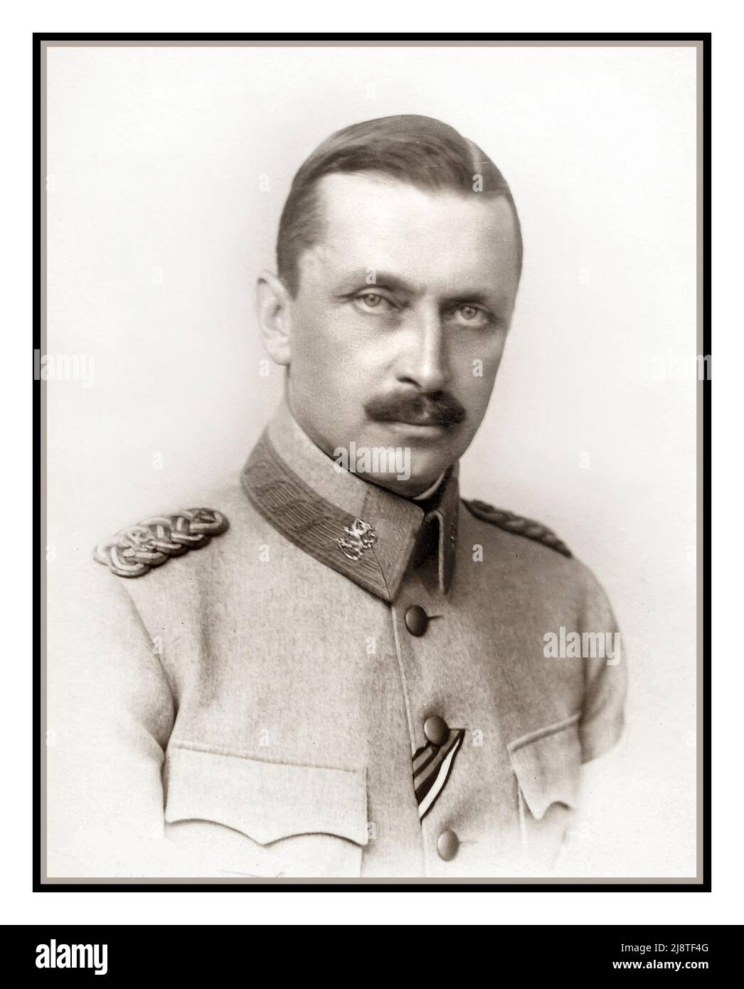 Carl Gustaf Emil Mannerheim di Finlandia come giovane ufficiale dell'esercito. Data 1920s. Barone Carl Gustaf Emil Mannerheimˌ (4 giugno 1867 – 27 gennaio 1951) è stato un leader militare e statista finlandese che ha ricoperto il ruolo di leader militare dei bianchi nella guerra civile finlandese del 1918, come Reggente di Finlandia (1918–1919). Come comandante in capo delle forze di difesa della Finlandia durante il periodo della seconda guerra mondiale (1939–1945), come maresciallo della Finlandia (1942–), e come sesto presidente della Finlandia (1944–1946). Foto Stock