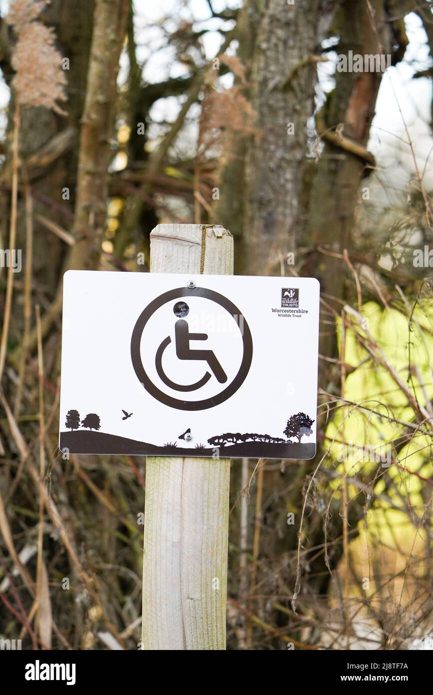 Cartello per disabili presso una riserva naturale Worcestershire Wildlife Trust, Regno Unito. Foto Stock