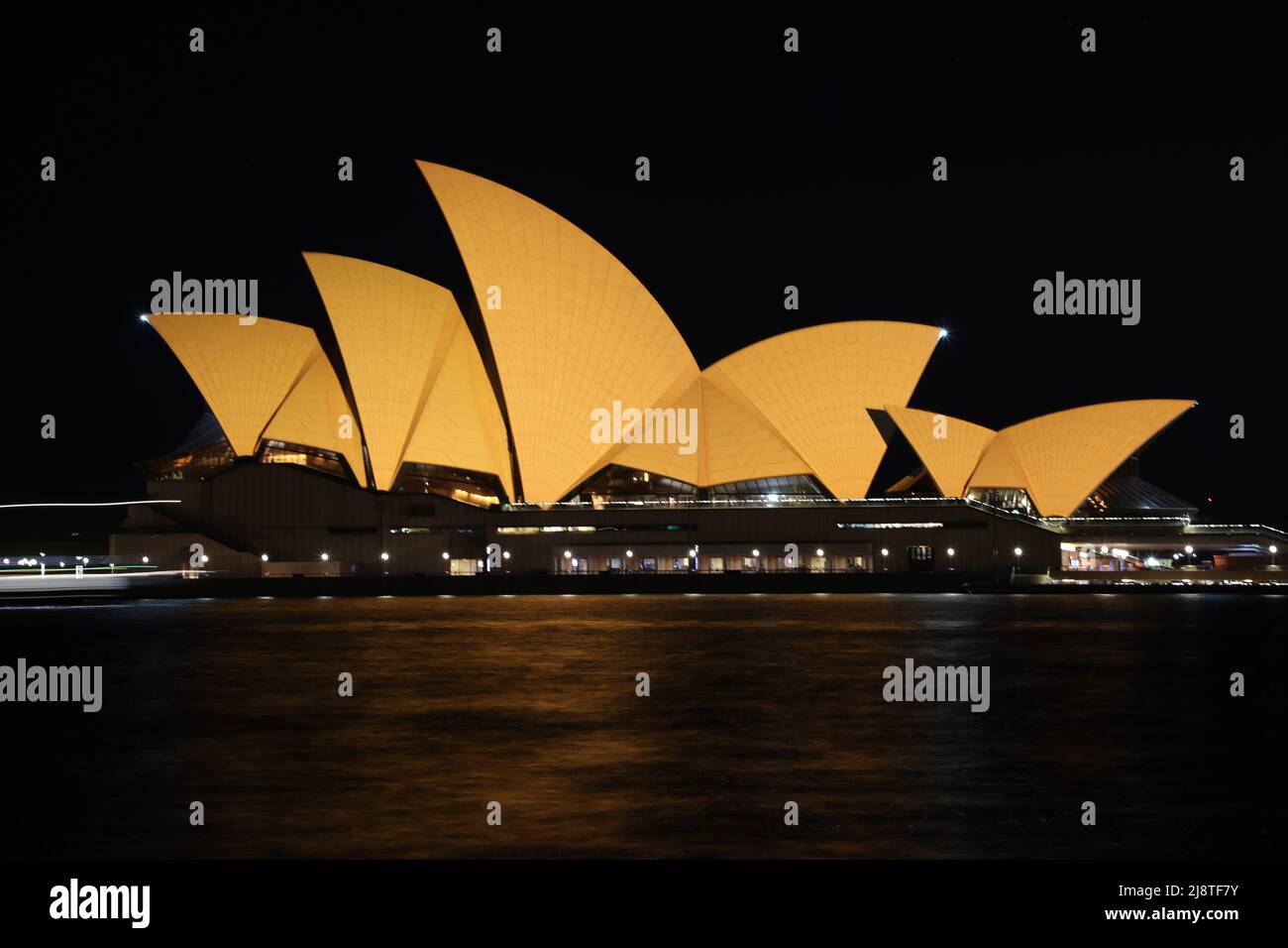 Sydney, Australia. 18th maggio 2022. La Sydney Opera House è stata illuminata in arancione per riconoscere il servizio dei volontari del NSW state Emergency Service. Le vele sono state illuminate in arancione dalle 6:30pm fino alla mezzanotte di mercoledì per mostrare la gratitudine dello stato ai volontari SES che hanno lavorato instancabilmente per aiutare gli altri durante gli eventi di tempesta e inondazione di quest'anno. Credit: Richard Milnes/Alamy Live News Foto Stock