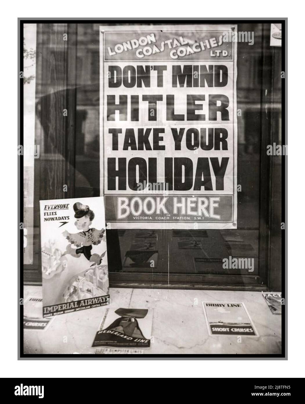 1939 pre WW2 war Holiday Vacation UK poster in un'agenzia di viaggi londinese che consiglia alle persone di prenotare le loro vacanze nonostante la situazione tesa in Europa (Hitler, Germania nazista, e la seconda guerra mondiale). Circa 1939. London Coastal Coaches Ltd Foto Stock