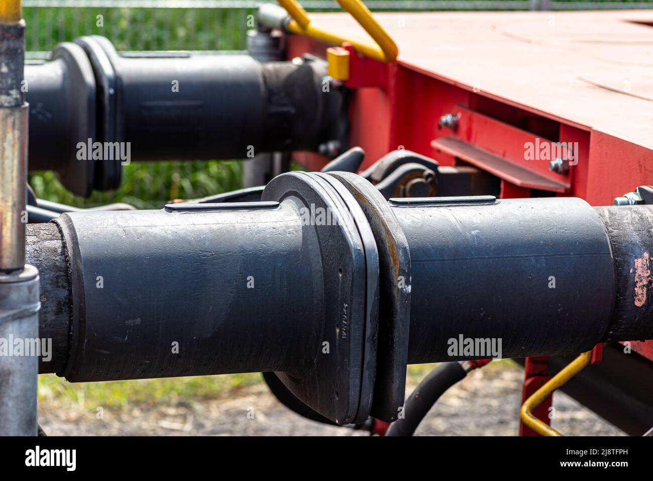 Accoppiatore a catena per il collegamento di carri merci, paracolpi grandi visibili. Foto Stock