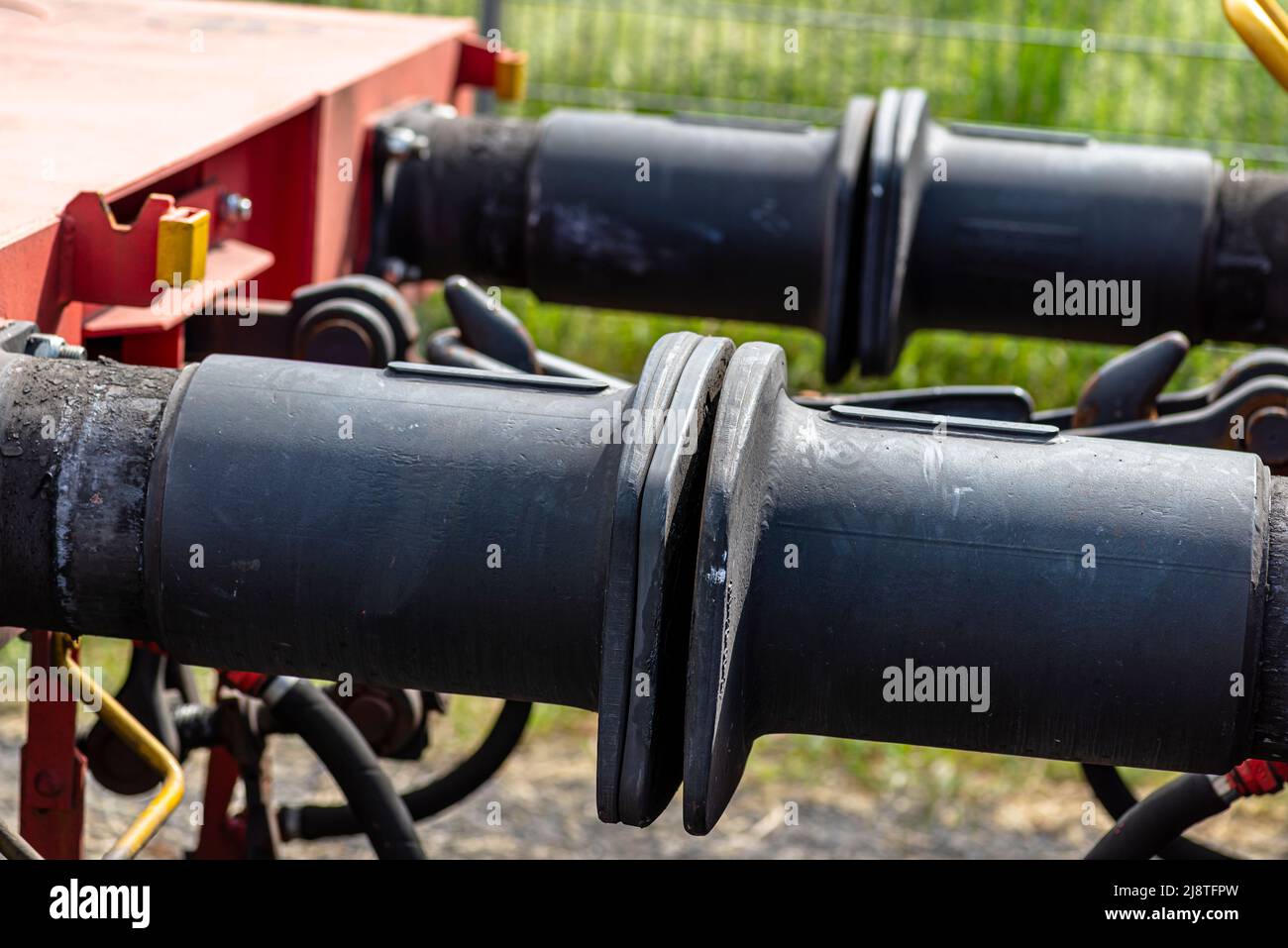 Accoppiatore a catena per il collegamento di carri merci, paracolpi grandi visibili. Foto Stock