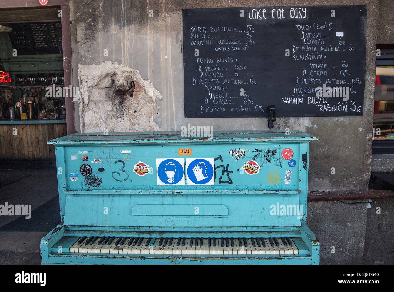 Vecchio pianoforte blu in un bar vicino alla stazione ferroviaria, vilnius Lituania foto: Bo Arrhed Foto Stock