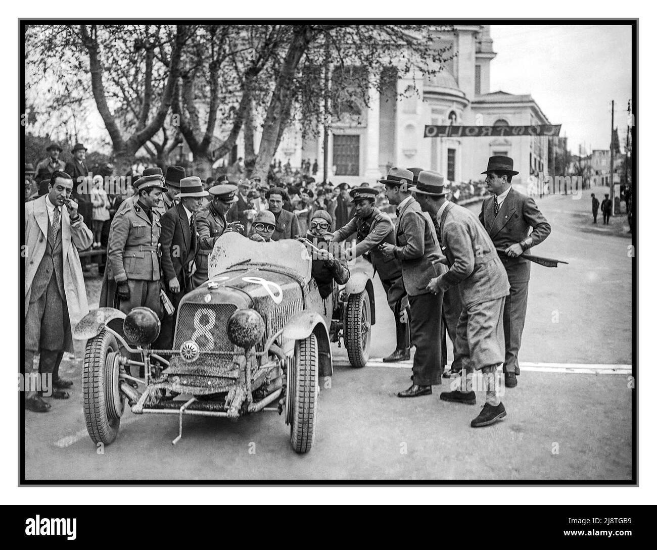 MILLE MIGLIA 1934 Maserati 4CS (numero 8) pilotata da Taruffi e Bertocchi . Hanno finito 5th . Piero Taruffi e il co-pilota Guerino Bertocchi in una Maserati 4CS 1100ccm alla gara di Mille miglia in Italia il 8 aprile 1934. Si è fermato qui in un post di controllo del tempo. Finirono in 5th posti. Foto Stock