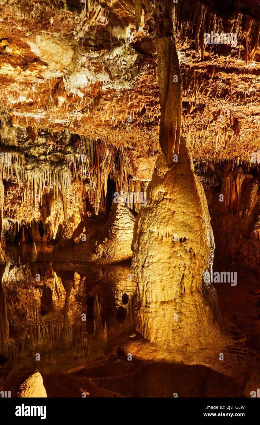 Interno di una grotta di stalattiti in Istria, Croazia, con formazioni calcaree surreali Foto Stock