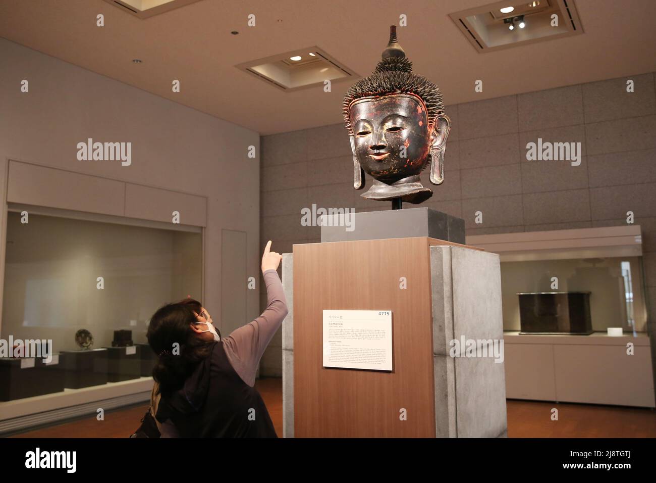 Seul, Corea del Sud. 18th maggio 2022. La gente visita il Museo Nazionale della Corea a Seoul, Corea del Sud, 18 maggio 2022. Il Museo Nazionale della Corea ospita una vasta collezione di manufatti dai tempi antichi all'epoca moderna in un'ampia gamma di argomenti, tra cui arte e cultura. Credit: Wang Yiliang/Xinhua/Alamy Live News Foto Stock