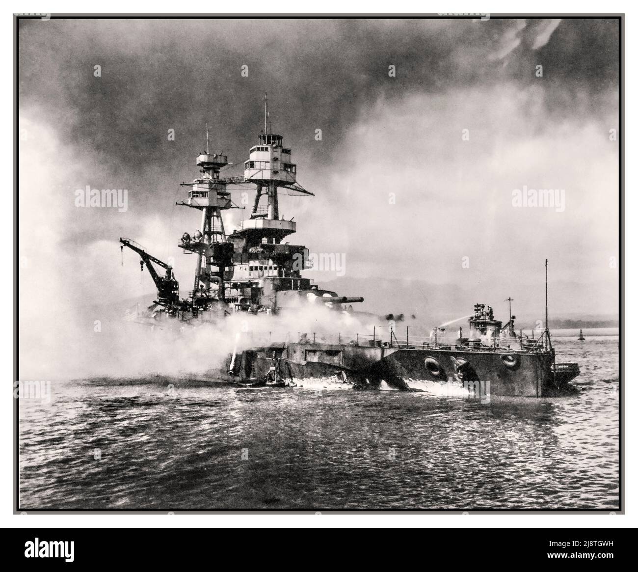 Pearl Harbor Attack USS NEVADA, WW2 inizia per gli Stati Uniti il 7 dicembre 1941. USS Nevada (BB 36) che brucia durante l'attacco aereo giapponese. Fotografia ufficiale della Marina degli Stati Uniti, WW2 Hawaii USA America Foto Stock
