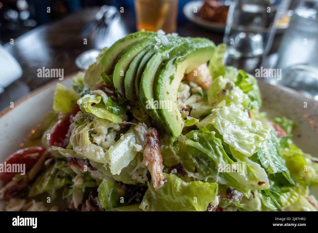 Vista di un decadente, granchio Dungeness e insalata di avocado su un piatto bianco e oro all'interno di un ristorante di lusso Foto Stock