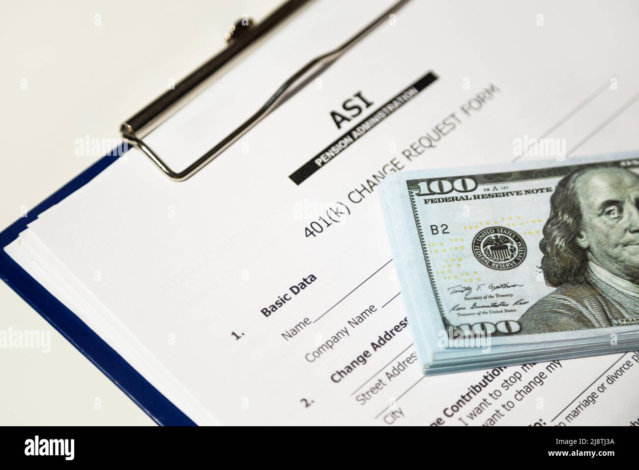 Carte con 401 k piano e centinaia di dollari fatture. Piano pensionistico o conto pensionistico cumulativo del sistema pensionistico privato Foto Stock