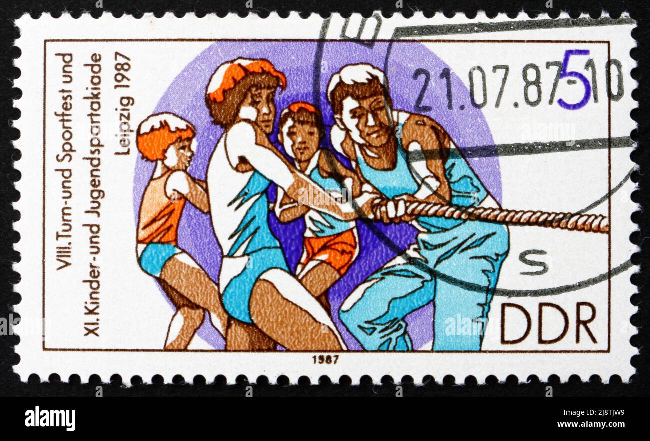 GDR - CIRCA 1987: Un francobollo stampato in GDR mostra Tug of War, 11th Spartakiade per bambini e giovani, circa 1987 Foto Stock