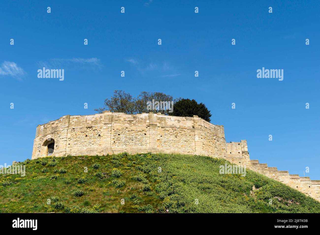 Lucy Tower parte del muro e fortificazioni del Castello di Lincoln 2022 Foto Stock