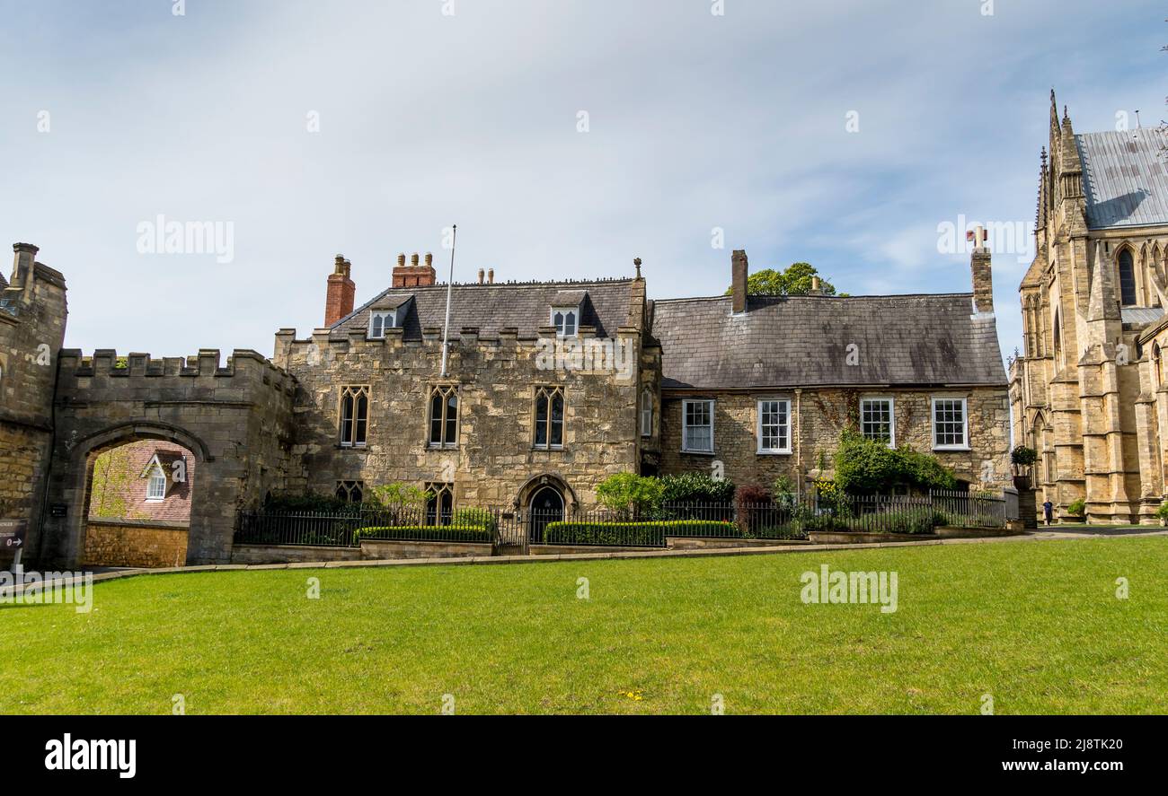 Stone built scuola di canto cottage e Cantilupe Chantry North Greestone Place Lincoln 2022 Foto Stock