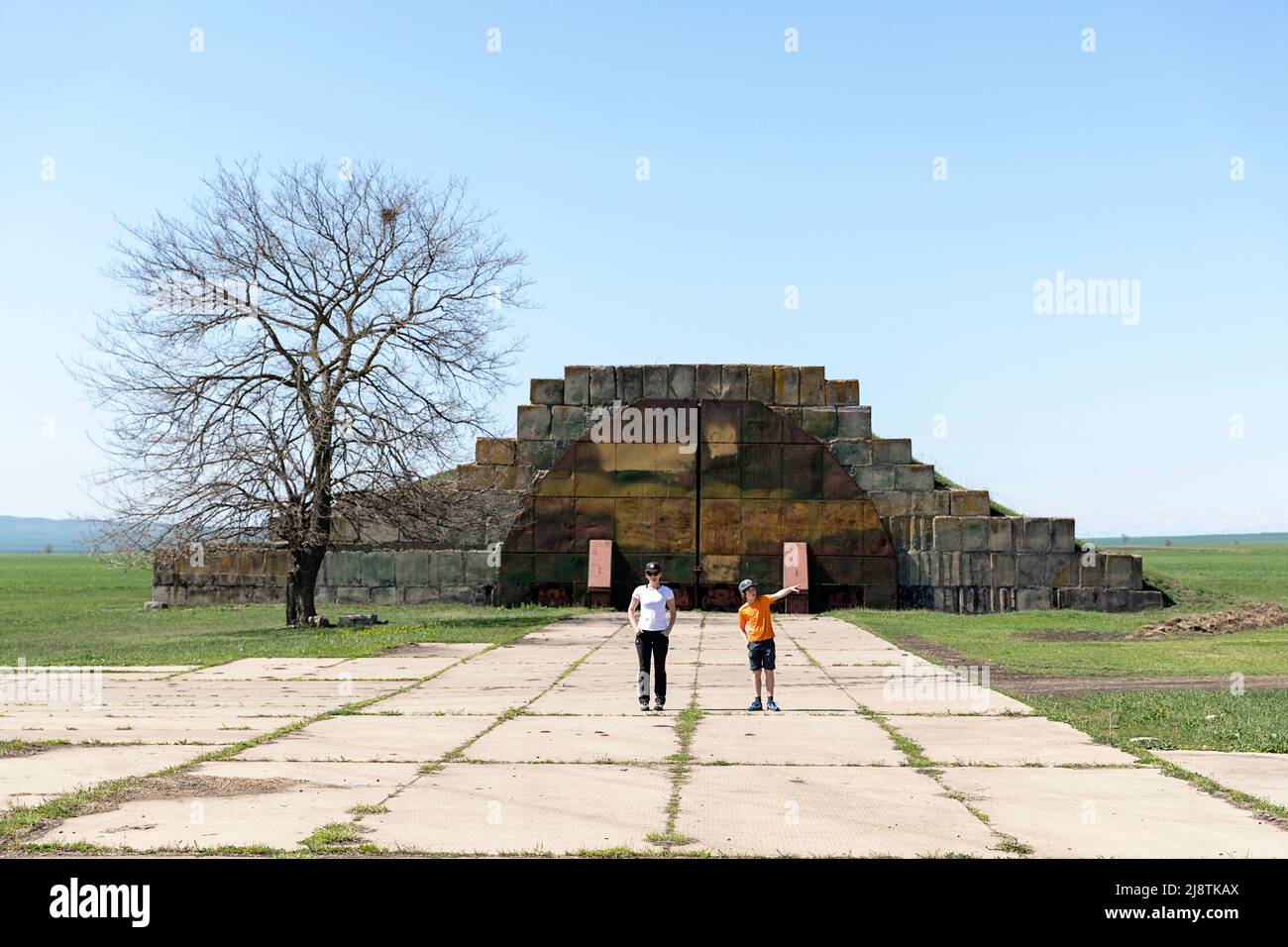 Turisti in visita militare Hangar su abbandonato Big Shiraki Soviet, base aerea russa in Georgia paese, Georgia Foto Stock