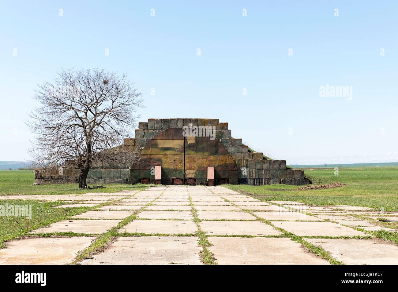 Velivolo militare Hangar su abbandonato Big Shiraki Soviet, base aerea russa in Georgia paese, Georgia Foto Stock