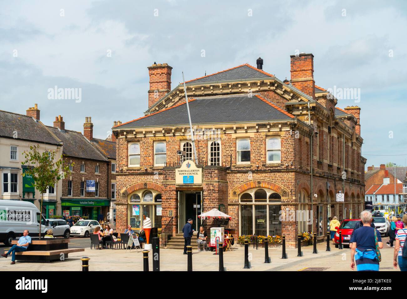Uffici del consiglio comunale High Street Northallerton North Yorkshire decorato con fiori in una giornata di primavera soleggiata Foto Stock