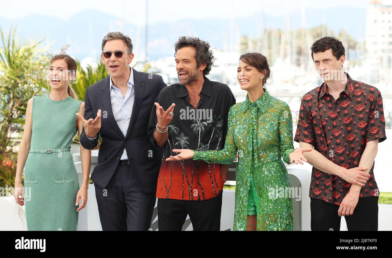 Cannes, Francia. 18th maggio 2022. I membri del cast posano per le foto durante una foto per 'Coupéz!' (Final Cut) all'edizione 75th del Festival del Cinema di Cannes, nel sud della Francia, il 18 maggio 2022. Credit: Gao Jing/Xinhua/Alamy Live News Foto Stock