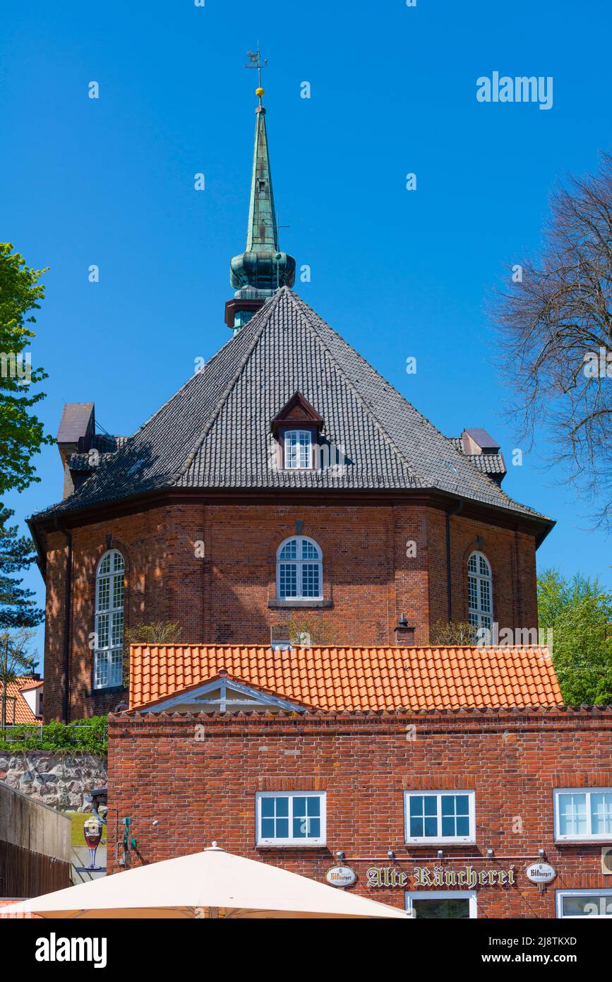 Chiesa di San Nicola con la vecchia casa di fumo di fronte, la città vecchia di Kappeln sul fiordo di Schlei, Schleswig-Holstein, Germania settentrionale, Europa Foto Stock