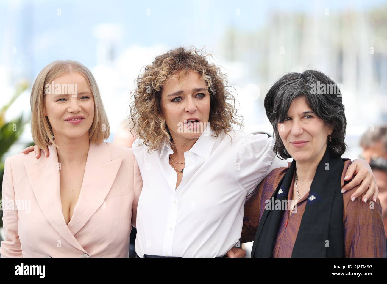 Cannes, Francia. 18th maggio 2022. Presidente dell'ONU la Giuria di certa considerazione Valeria Golino (C) pone con i membri della giuria durante una fotocall della Giuria di certa considerazione dell'ONU all'edizione 75th del Festival del Cinema di Cannes a Cannes, Francia meridionale, il 18 maggio 2022. Credit: Gao Jing/Xinhua/Alamy Live News Foto Stock