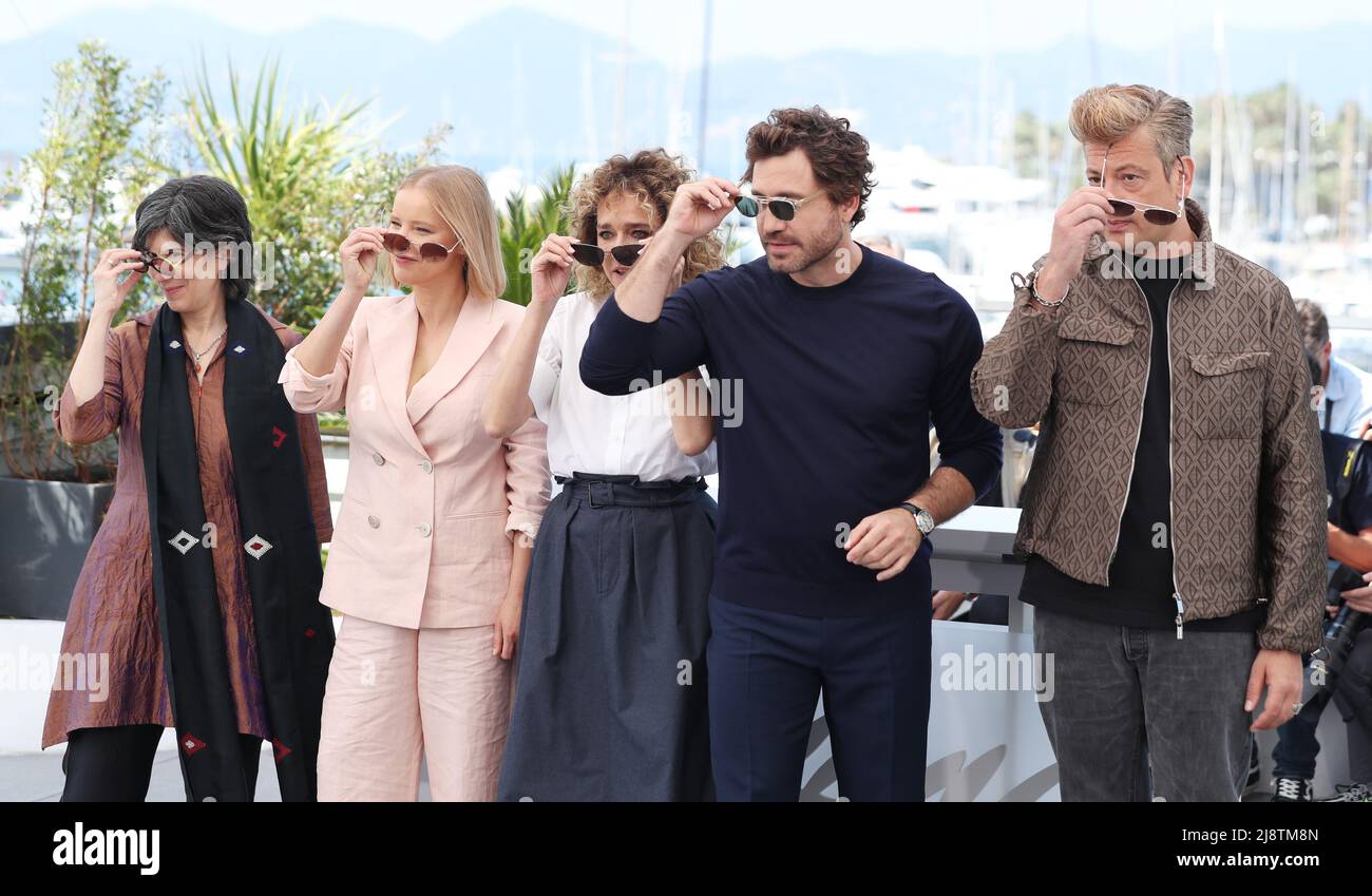 Cannes, Francia. 18th maggio 2022. Presidente dell'ONU la Giuria di certa considerazione Valeria Golino (C) pone con i membri della giuria durante una fotocall della Giuria di certa considerazione dell'ONU all'edizione 75th del Festival del Cinema di Cannes a Cannes, Francia meridionale, il 18 maggio 2022. Credit: Gao Jing/Xinhua/Alamy Live News Foto Stock