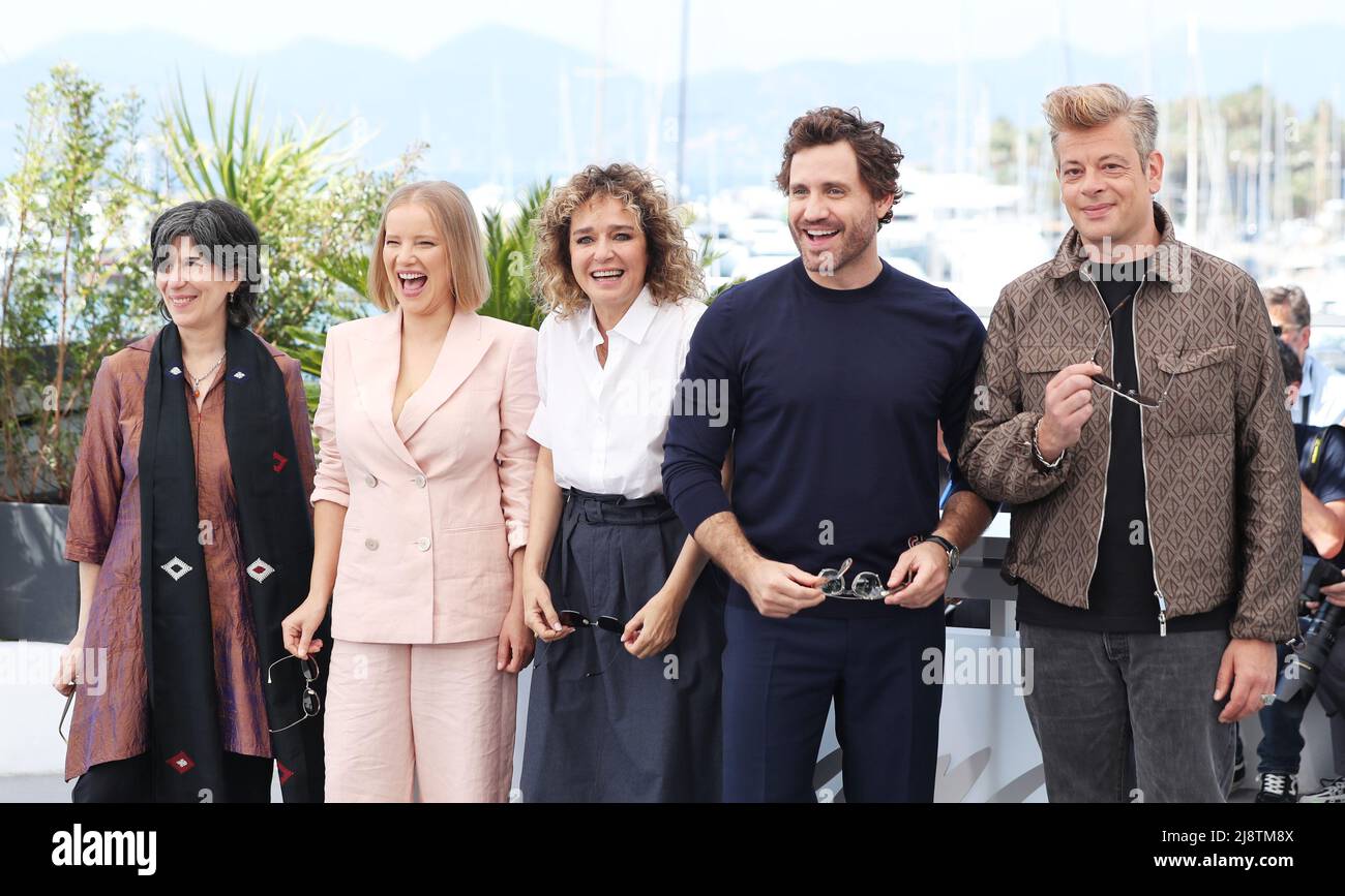 Cannes, Francia. 18th maggio 2022. Presidente dell'ONU la Giuria di certa considerazione Valeria Golino (C) pone con i membri della giuria durante una fotocall della Giuria di certa considerazione dell'ONU all'edizione 75th del Festival del Cinema di Cannes a Cannes, Francia meridionale, il 18 maggio 2022. Credit: Gao Jing/Xinhua/Alamy Live News Foto Stock