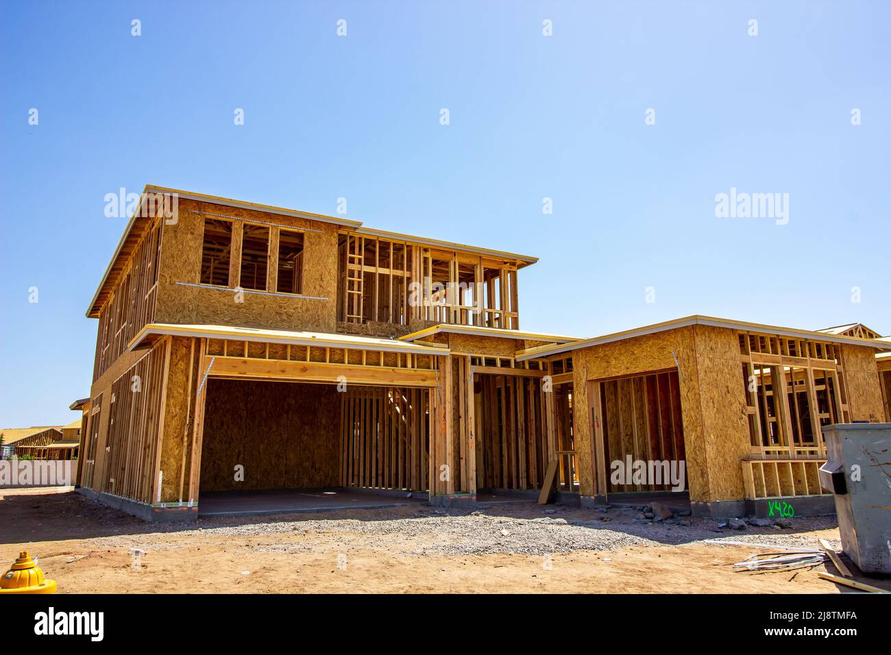 Nuova casa a due piani in costruzione durante la fase di Framing Foto Stock