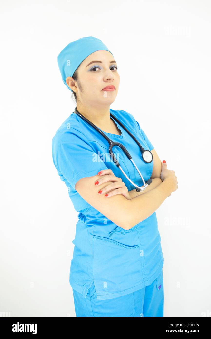 Bella donna medico indossare uniforme e blu cappuccio chirurgico, donna professionale con stetoscopio sul collo su sfondo bianco Foto Stock