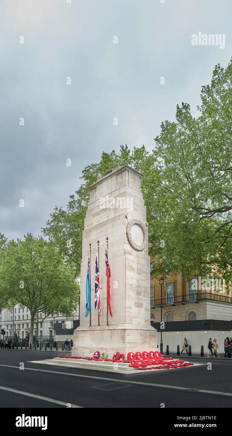 Corone e bandiere al Cenotaph, Whitehall, Londra, Inghilterra, in memoria di uomini e donne di servizio uccisi in due guerre mondiali. Foto Stock